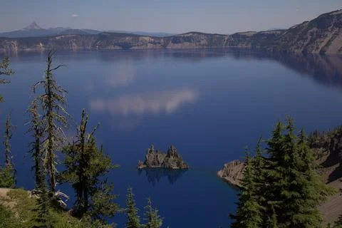 Phantom Ship rock formation rises from the deep blue waters of Crater Lake .. Stock-Fotos
