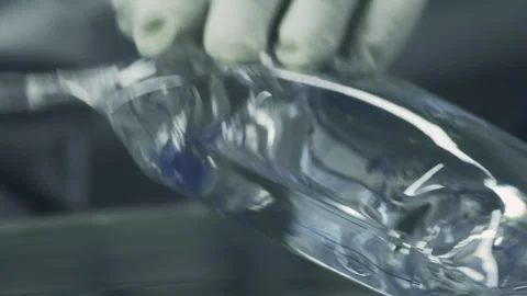 Pharmaceutical Factory Worker Taking IV Fluid Bags Off a Conveyor Belt. Pharma Vídeo Stock 165882645