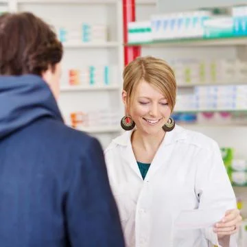 Pharmacist advising costumer Foto stock