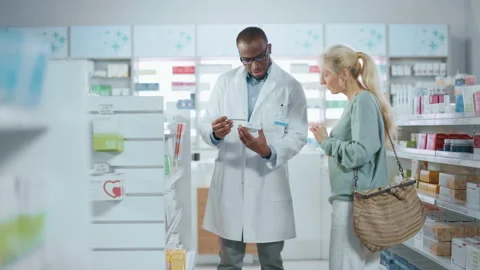 Pharmacist and Customer Pharmacy Vídeo Stock 147944739
