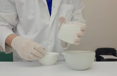 Pharmacist performing a quality control of effervescent tablets Stock-Fotos