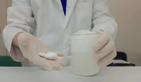Pharmacist performing a quality control of effervescent tablets Stock-Fotos