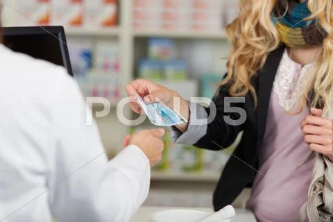 Pharmacist receiving money from woman for medicines Stock-Fotos