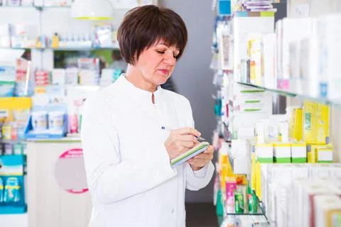 Pharmacist working in shop Foto stock