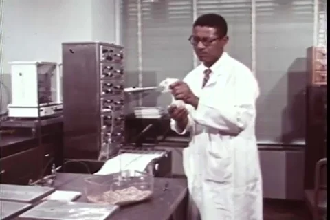 Pharmacologist checks a mouse and use polygraph to record blood pressure - 動画素材 106226191