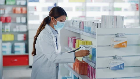 Pharmacy with Pharmacist using Tablet Computer 스톡 동영상 147218965