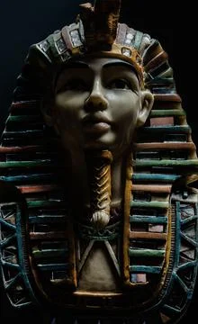 Pharoah statue on black background. Stock-Fotos
