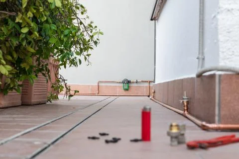 Phase of construction of a drip irrigation system with copper pipes Stock-Fotos