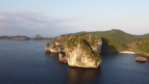 Phi Phi Don, Thailand. Aerial view of famous Nui Beach at sunset 動画素材 320204571