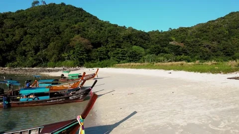 PHI PHI DON, THAILAND - DECEMBER 24, 2019: Long Tail Boats at sunset in Loh Lana 動画素材 164103975