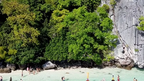 PHI PHI DON, THAILAND - DECEMBER 24, 2019: Aerial view of tourists and wood.. Stock Footage 334516212