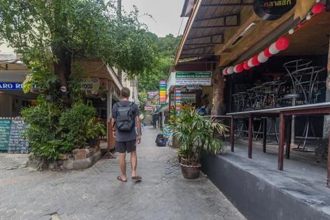 Phi Phi Don, Thailand - July 10, 2014. A man walks along a street on the island. Foto stock