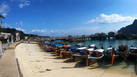 Phi Phi Island - December 15, 2019: Boats on water near white sand beach Stock-Footage 150004527