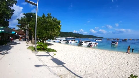 Phi Phi Island - December 15, 2019: Boats on water near white sand beach Stock-Footage 150005220