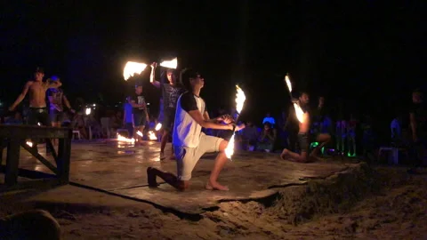 Phi Phi island, Thailand - April 2019 : A daily fire show on Phi Phi Don isla Vídeos de archivo 169788896