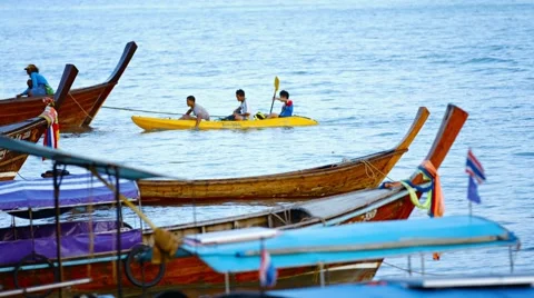 PHI PHI ISLAND, THAILAND - CIRCA FEB 2015: Fishermen return from fishing in a 库存影片 50577151