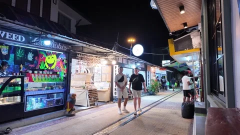 Phi Phi islands at night Southeast Asia vibe atmosphere high season Thailand Vídeo Stock 331080010