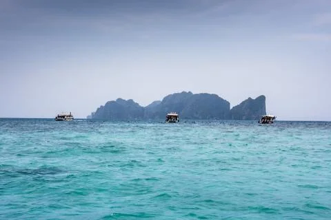 Phi Phi Leh, seen from Tonsai bay, in Koh Phi Phi Island, Thailand. Blue sea  Stock-Fotos