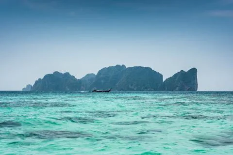 Phi Phi Leh, seen from Tonsai bay, in Koh Phi Phi Island, Thailand. Blue sea  Stock-Fotos