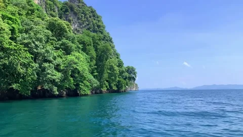 Phi phi paradise island. boat ship in sea. tropic nature of Pileh Bay with clear 스톡 동영상 155006136