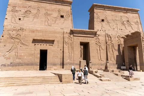 Philae temple visitors exploring ancient egyptian architecture Stockfoto's