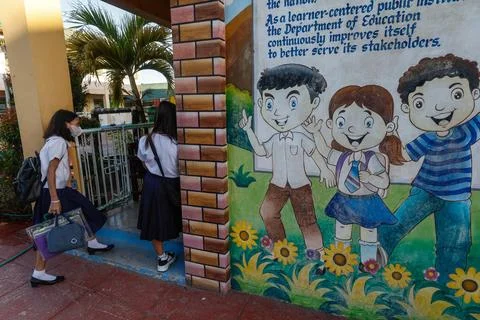Philippine schools implement alternative learning measures amid high temperature Stock Photos