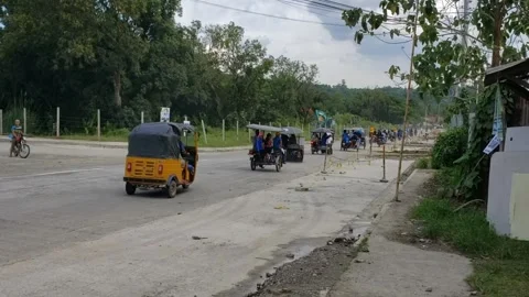 Philippines. Column of motorcycles with people Vidéo 254539715