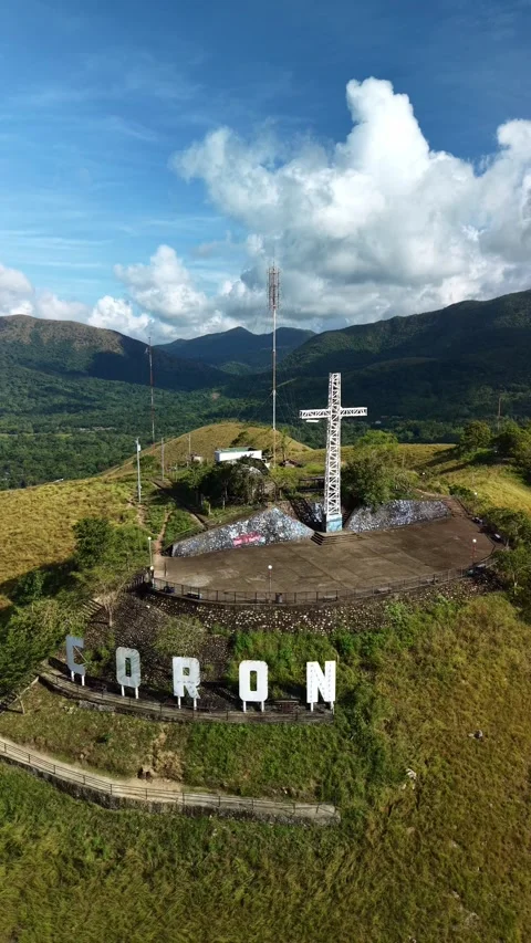 Philippines, Coron, 25 May, 2026 Pullback View of Cross on Mount Tapyas Vídeo Stock 335669778
