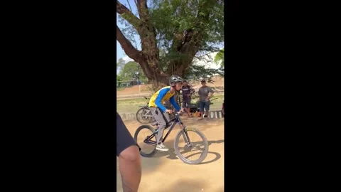 Philippines: Cyclists backflip attempt ends in fall in Marikina, Philipp... Stock-Footage 333812052