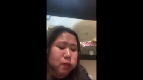 Philippines: Grape-eating superstition goes hilariously wrong on New Year... Vídeo Stock 328245948