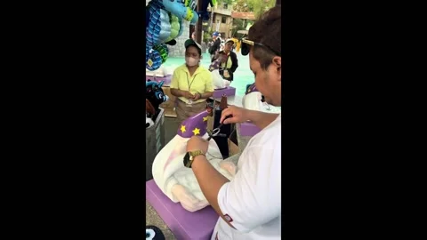 Philippines: Man makes six wins in a row in carnival games in Lumban Vidéo 276527545