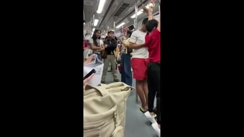 Philippines: Passenger hangs awkwardly from high train handle in Manila, ... Vidéo 333501687
