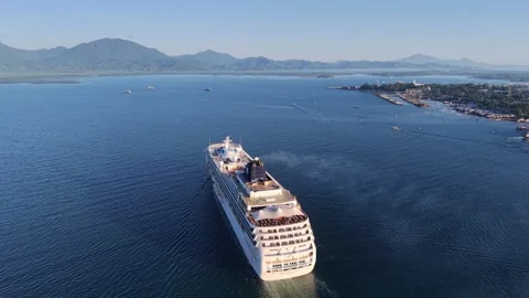 Philippines, Puerto Princesa, May 5 2026 - Cruise Ship Approaching Coast Vídeo Stock 335587259