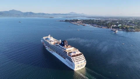 Philippines, Puerto Princesa, May 5 2026 - Cruise Ship Near Waterfront Vídeo Stock 335587262