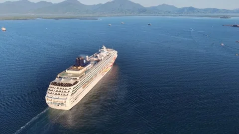 Philippines, Puerto Princesa, May 5 2026 - Cruise Ship Passing in Bay Vídeos de archivo 335587268