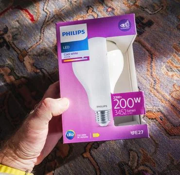 Philips LED Bulb Box Held Over Patterned Carpet 스톡 사진