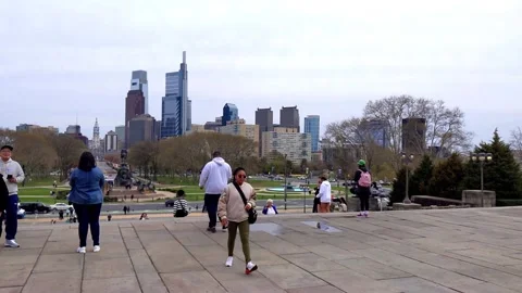 Philly skyline in background, three ladies in colonial dress run up Rocky Steps Vídeos de archivo 296031952