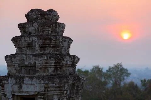 Phnom bakheng Temple in Angkor. Siem reap, UNESCO site Cambodia. Stock Photos