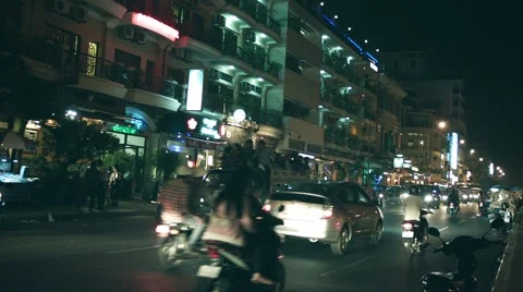 Phnom penh, cambodia - 29 dec 2013: night traffic on city streets. people go Vidéo 40310501