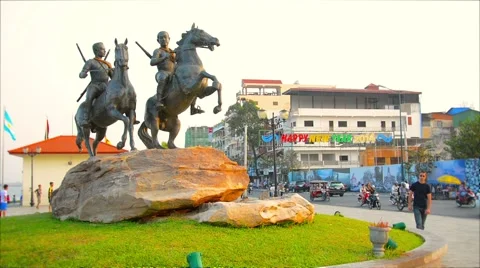 Phnom penh, cambodia - 29 dec 2013: techo meas and techo yot statues on preah Vidéo 40878817