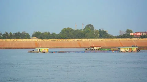 Phnom penh, cambodia - circa dec 2013: heavy barge and boat traffic in timela Video stock 44852890