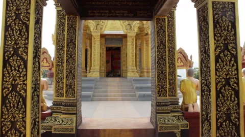 Phnom Penh, Cambodia – Dec 26, 2018: Khmer Buddhist Temple with Chedi Stock-Footage 333705702