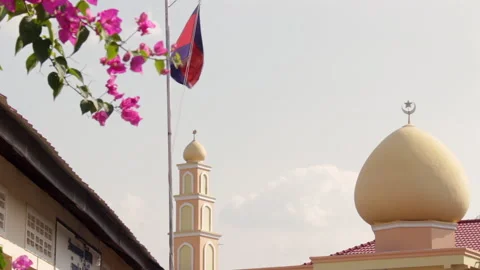 Phnom Penh, Cambodia – Dec 26, 2018: Mosque with Dome and Minaret Stock-Footage 333705823