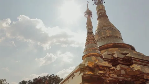 Phnom Penh, Cambodia – Dec 26, 2018: Temple Pagoda in Golden Sunflare Stock-Footage 333705983