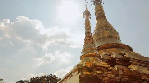Phnom Penh, Cambodia – Dec 26, 2018: Khmer Temple Chedi with Sunflare Stock-Footage 333706010