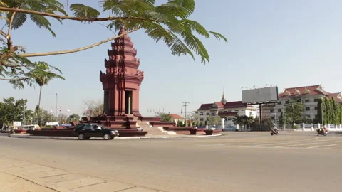 Phnom Penh, Cambodia – Dec 26, 2018: Motorbikes at City Intersection Stock-Footage 333706411