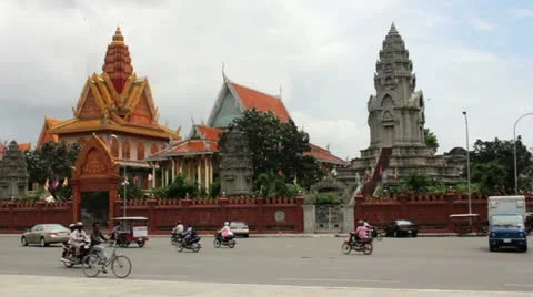PHNOM PENH - JUNE 2012: regular traffic in front of temple Video stock 12178044