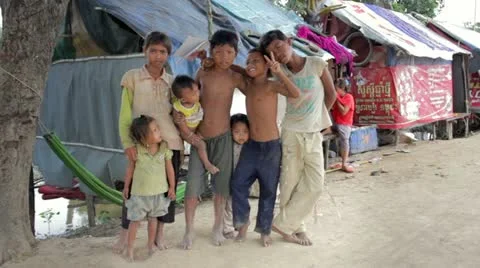 PHNOM PENH SLUMS - JUNE 2012: Friendship in slum 스톡 동영상 12171890