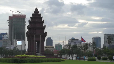 Phnom Penh's Independence Monument with flag nearby (Cambodia) 库存影片 156033981