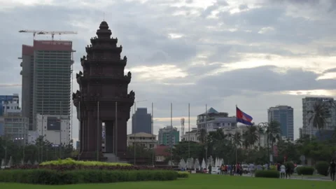 Phnom Penh's Independence Monument with flag nearby (Cambodia) 库存影片 156040083